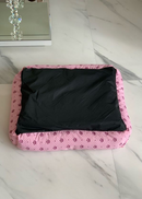 A cama fibra luxo é feita com material 100% poliéster, oferecendo maciez e aconchego para o descanso diário do seu pet.